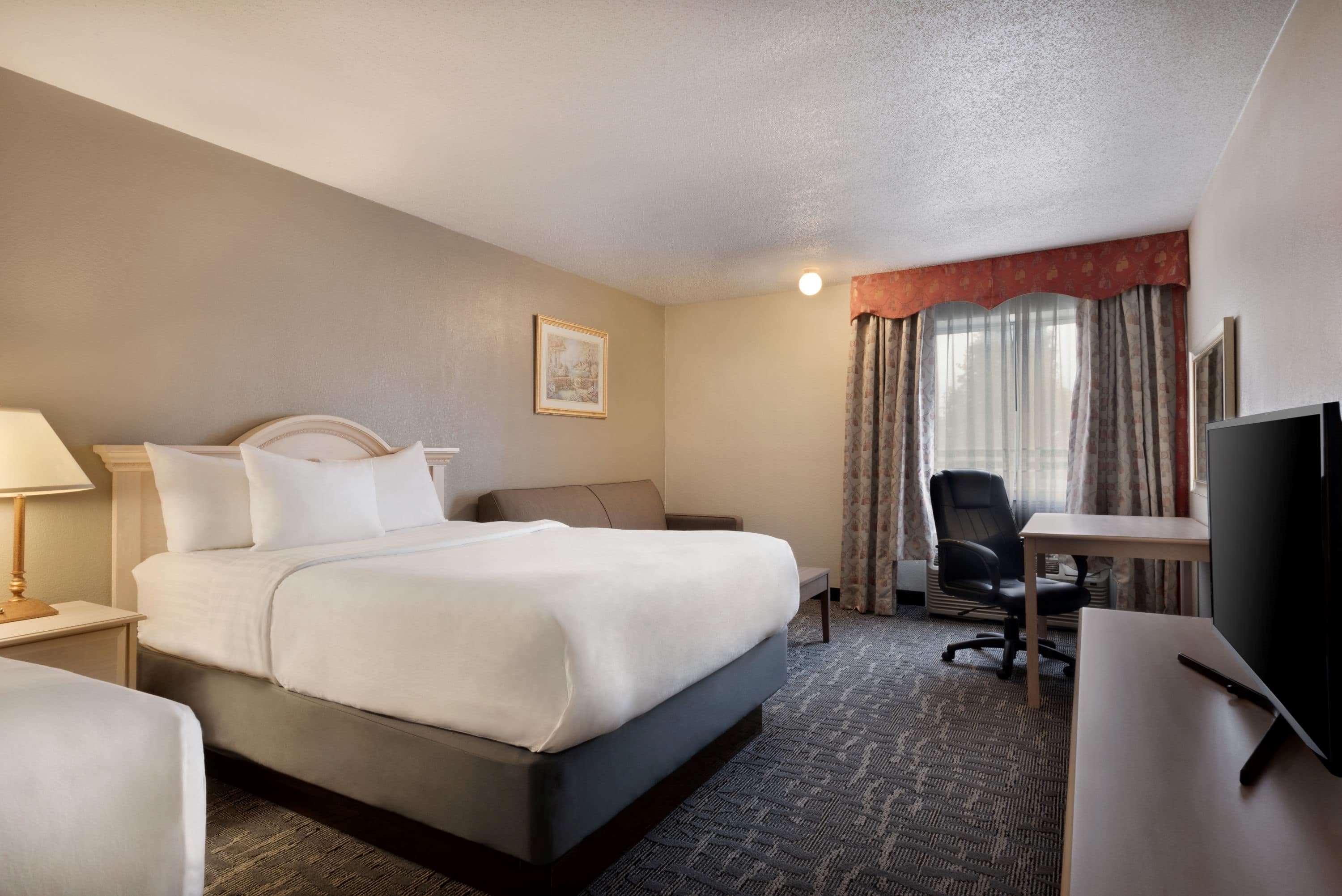 Baymont By Wyndham Des Moines North Hotel Exterior photo