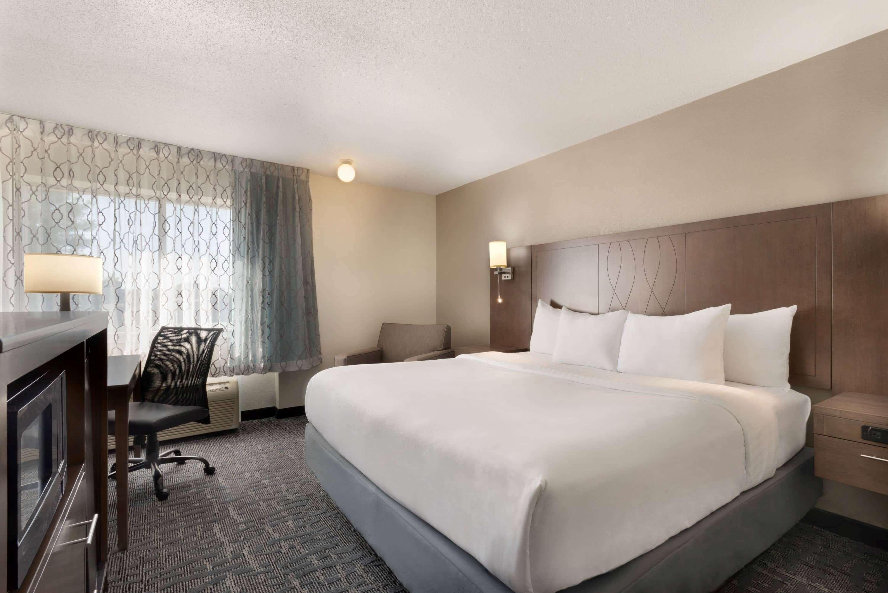 Baymont By Wyndham Des Moines North Hotel Exterior photo