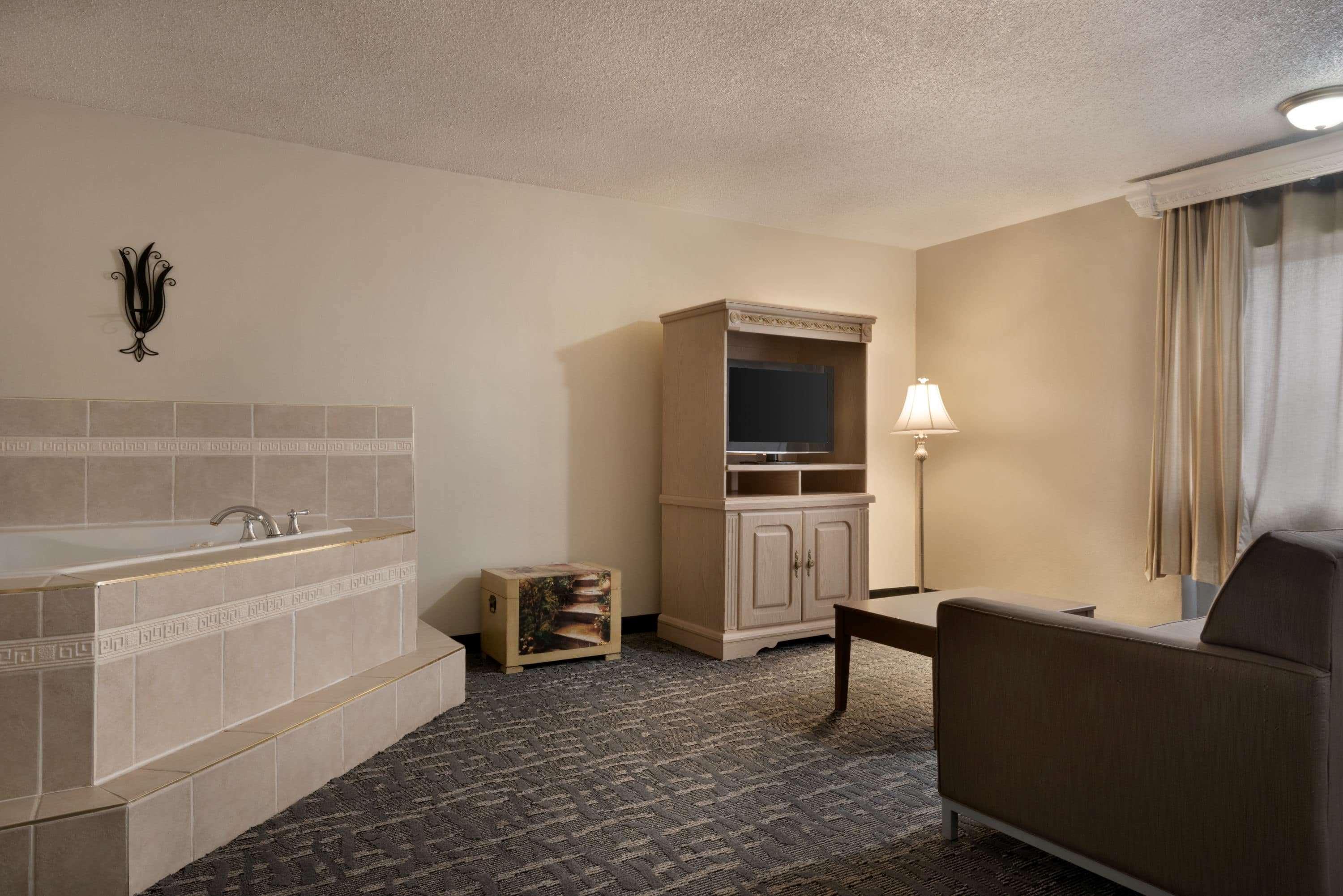 Baymont By Wyndham Des Moines North Hotel Exterior photo