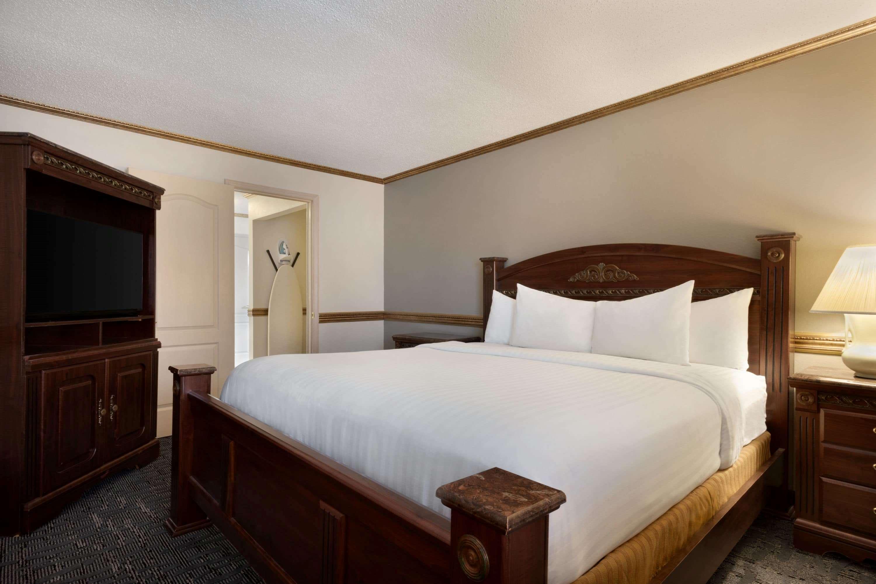 Baymont By Wyndham Des Moines North Hotel Exterior photo
