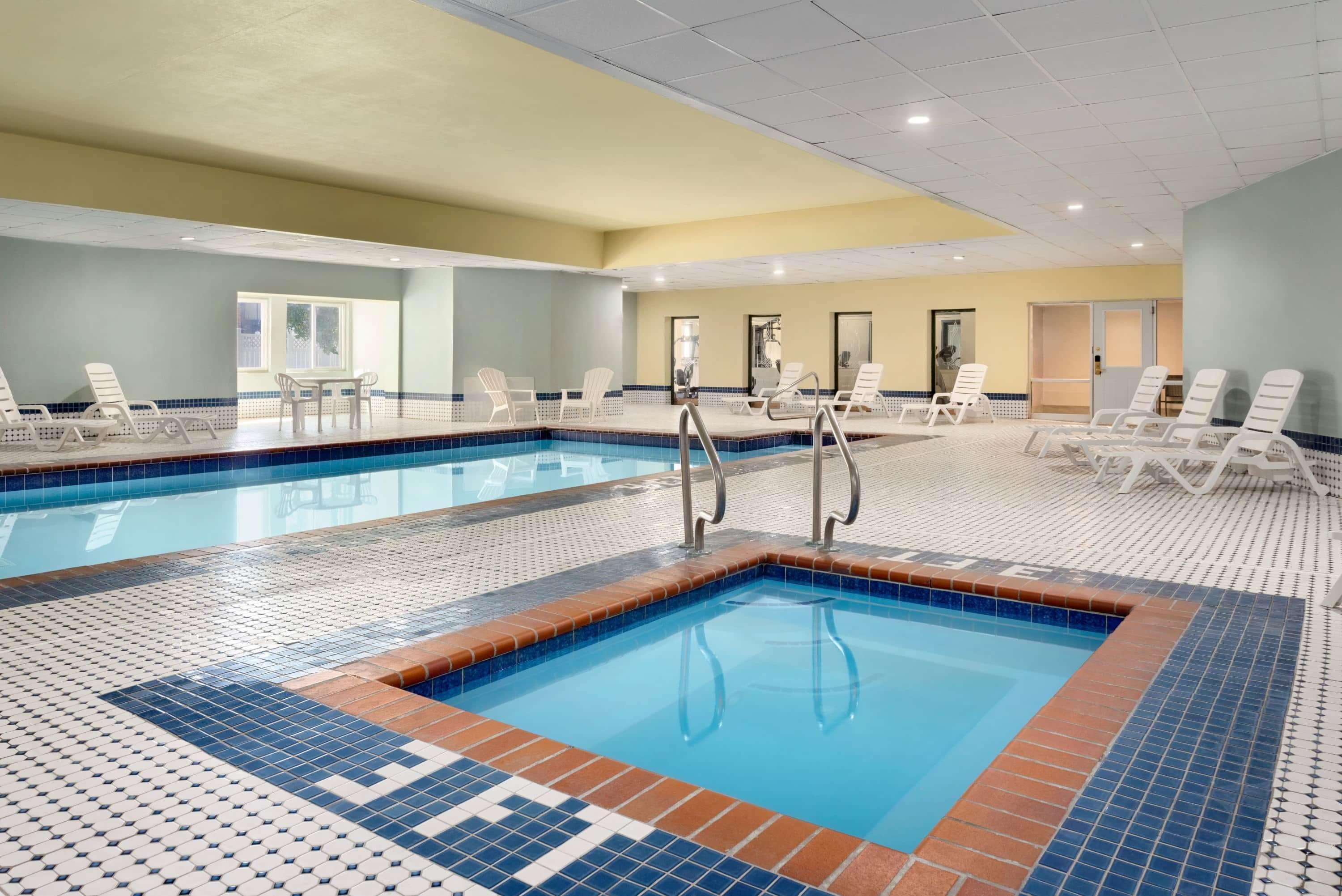 Baymont By Wyndham Des Moines North Hotel Exterior photo