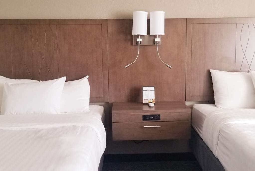Baymont By Wyndham Des Moines North Hotel Room photo